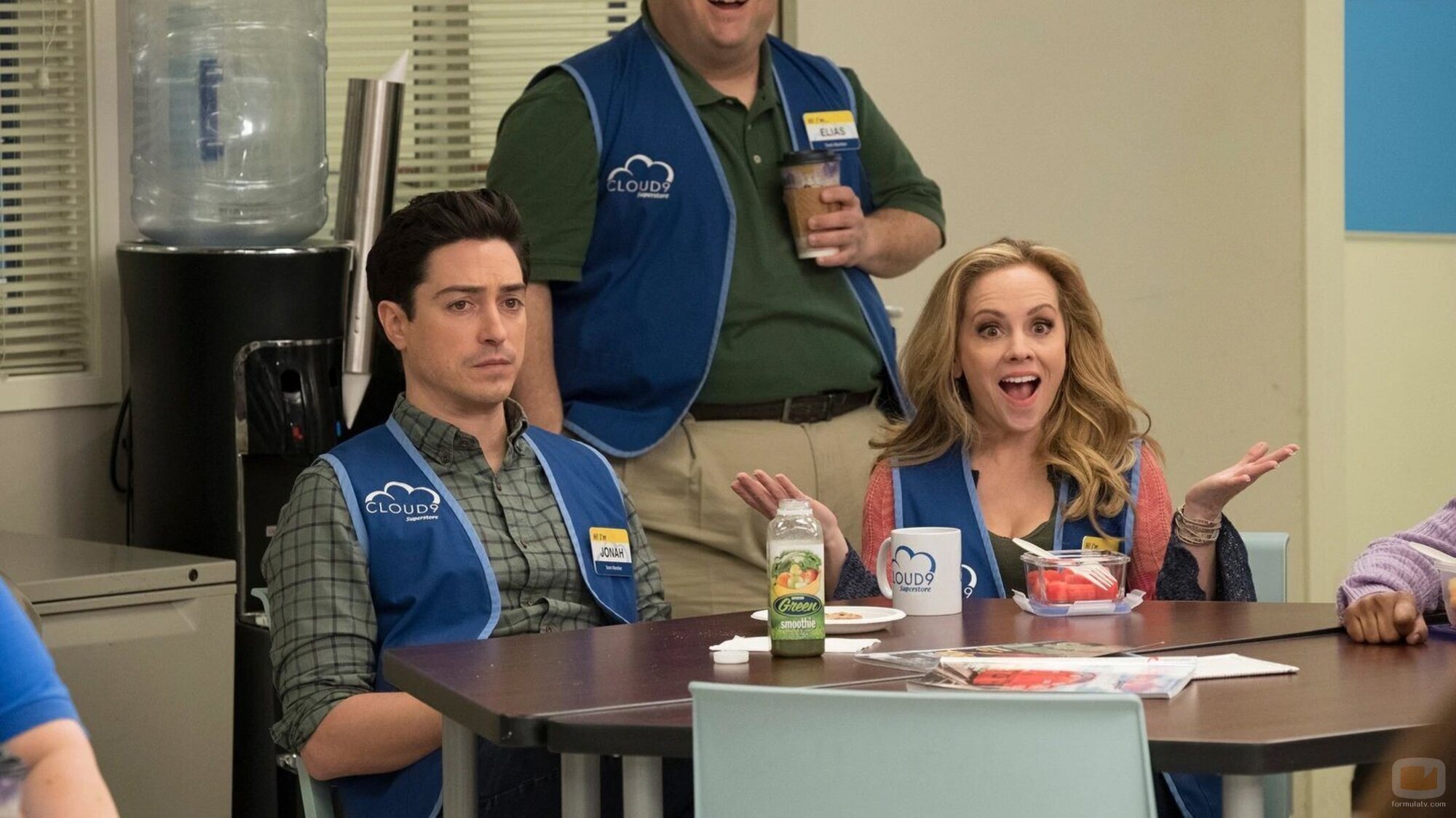 Ben Feldman y Kelly Stables en el 3x21 de 'Superstore'