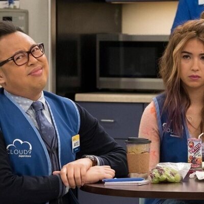 Nico Santos y Nichole Bloom en el 3x21 de 'Superstore'