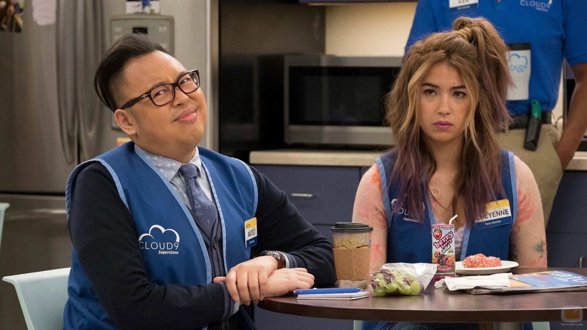 Nico Santos y Nichole Bloom en el 3x21 de 'Superstore'