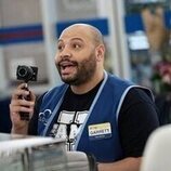 Colton Dunn en 3x22 'Ayuntamiento' de 'Superstore'
