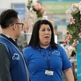 Kaliko Kauahi en 3x22 'Ayuntamiento' de 'Superstore'