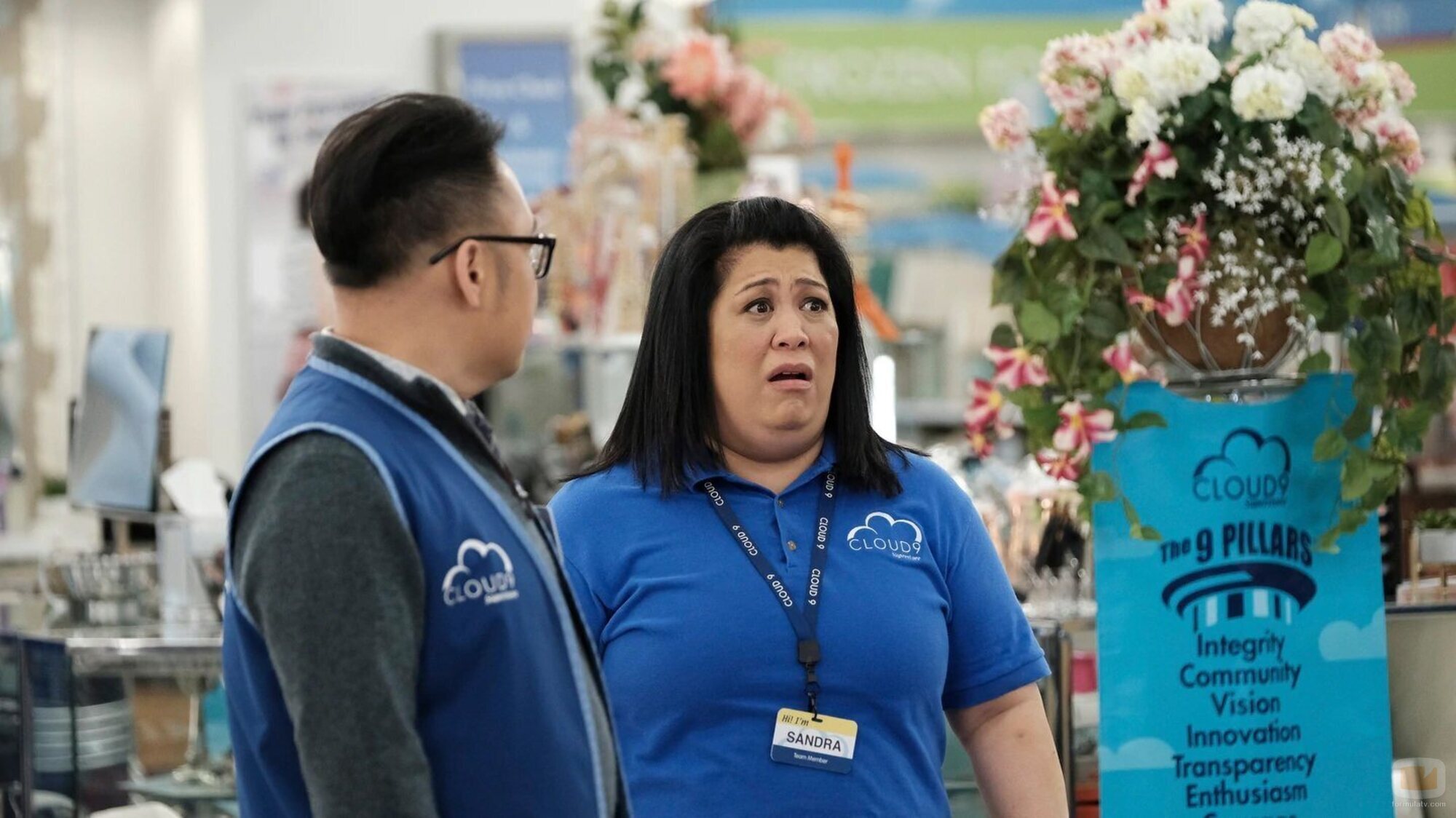 Kaliko Kauahi en 3x22 'Ayuntamiento' de 'Superstore'