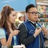 Nico Santos y Nichole Bloom en 'Ayuntamiento' de 'Superstore'