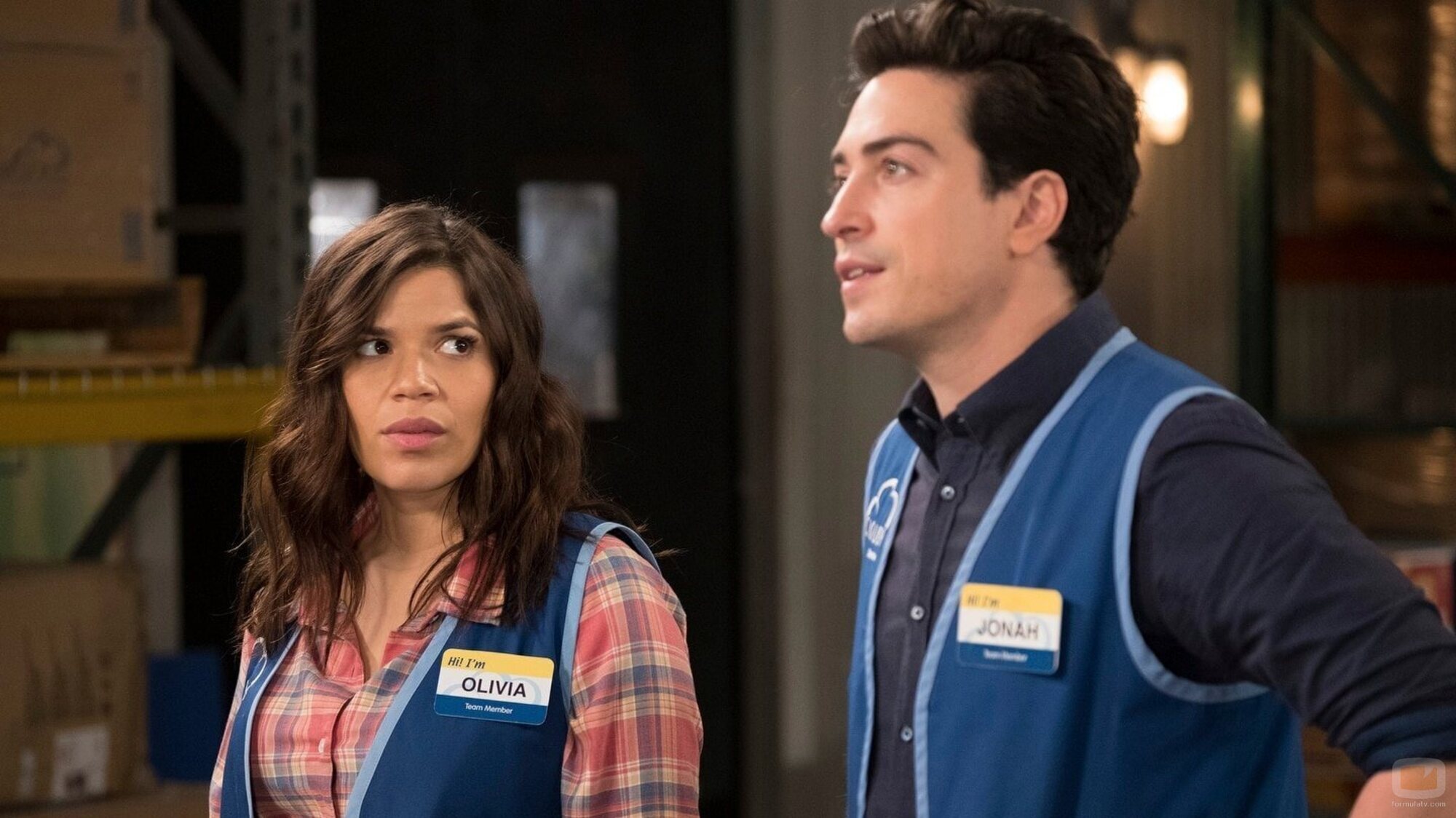America Ferrera y Ben Feldman en 3x22 'Ayuntamiento' de 'Superstore'