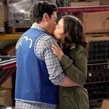 Escena de America Ferrera y Ben Feldman en 3x22 'Ayuntamiento' de 'Superstore'