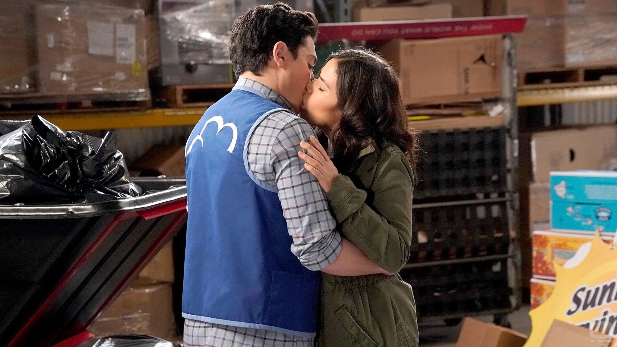 Escena de America Ferrera y Ben Feldman en 3x22 'Ayuntamiento' de 'Superstore'