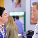 Ben Feldman y Mark McKinney en Capítulo 1 titulado 'Vuelta al cole' de 'Superstore'