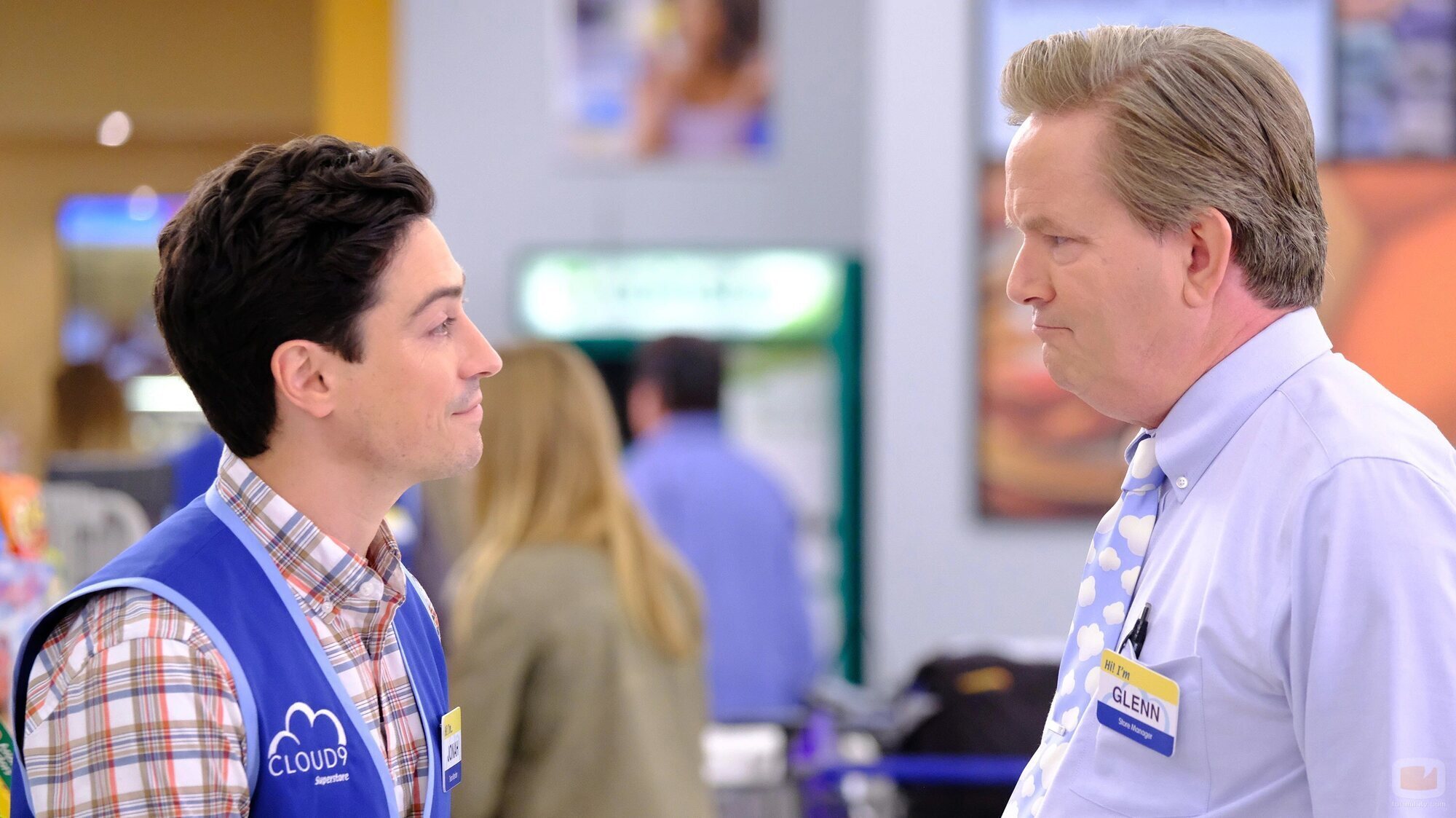 Ben Feldman y Mark McKinney en Capítulo 1 titulado 'Vuelta al cole' de 'Superstore'