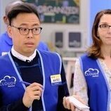 Nico Santos y Irene White en 4x01 titulado 'Vuelta al cole' de 'Superstore'