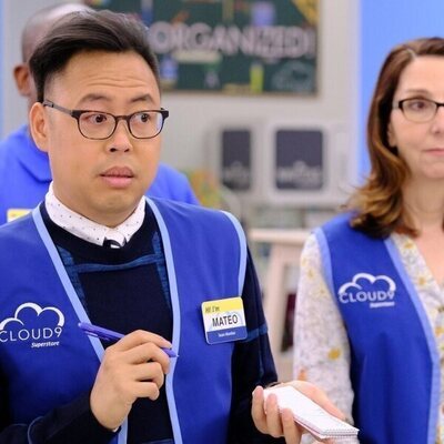 Nico Santos y Irene White en 4x01 titulado 'Vuelta al cole' de 'Superstore'