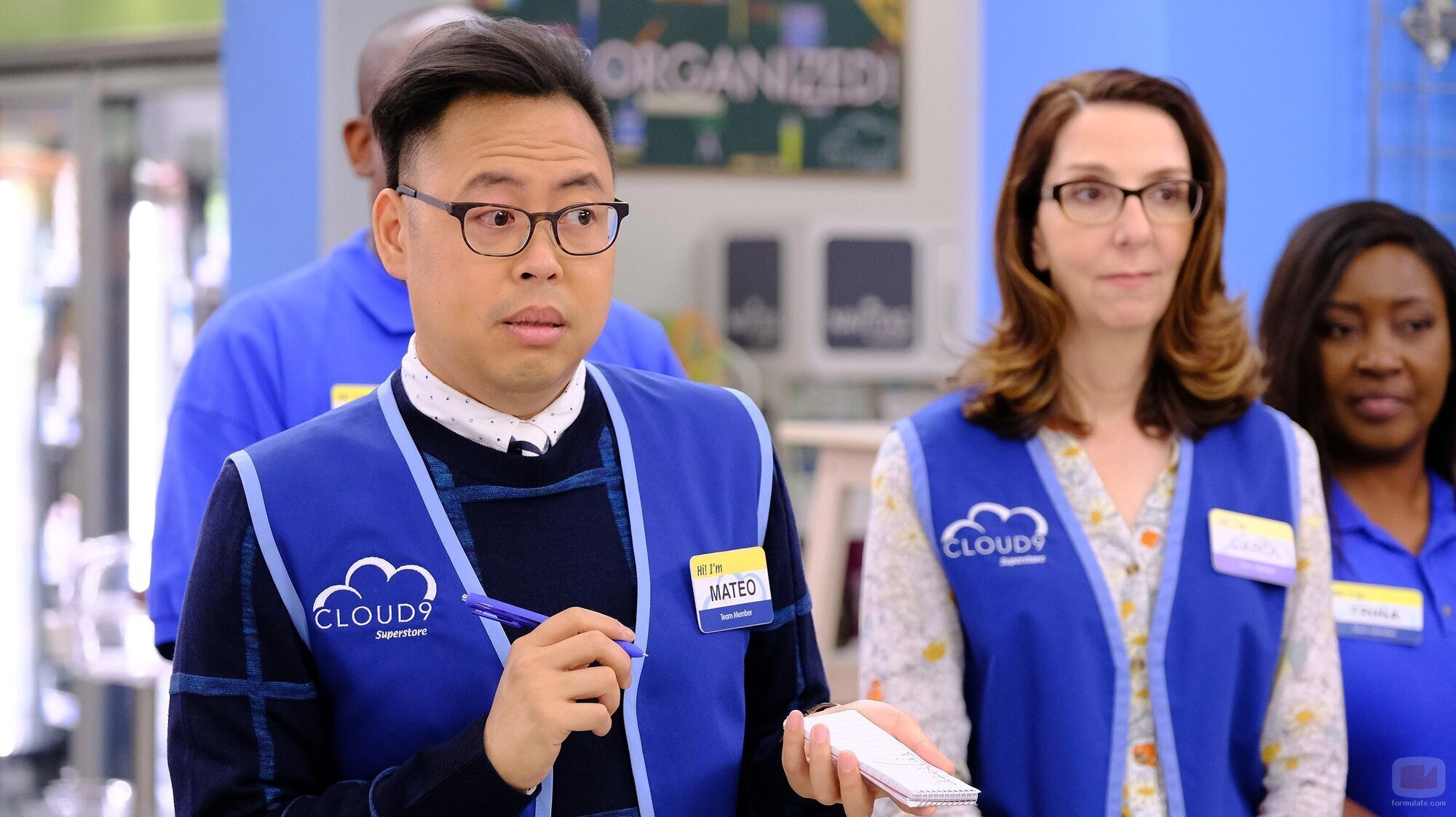 Nico Santos y Irene White en 4x01 titulado 'Vuelta al cole' de 'Superstore'