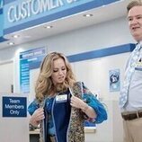 Imagen de Mark McKinney y Kelly Stables en 4x03 'Ambiente de trabajo tóxico' de 'Superstore'