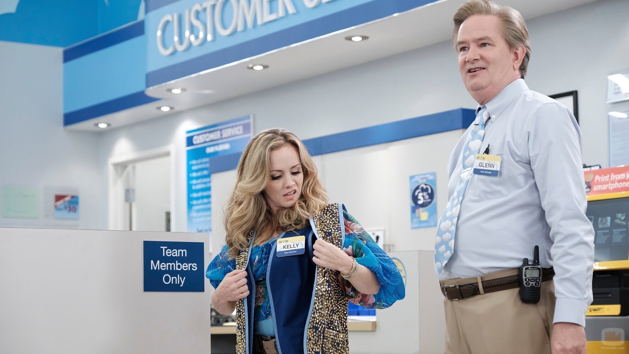 Imagen de Mark McKinney y Kelly Stables en 4x03 'Ambiente de trabajo tóxico' de 'Superstore'