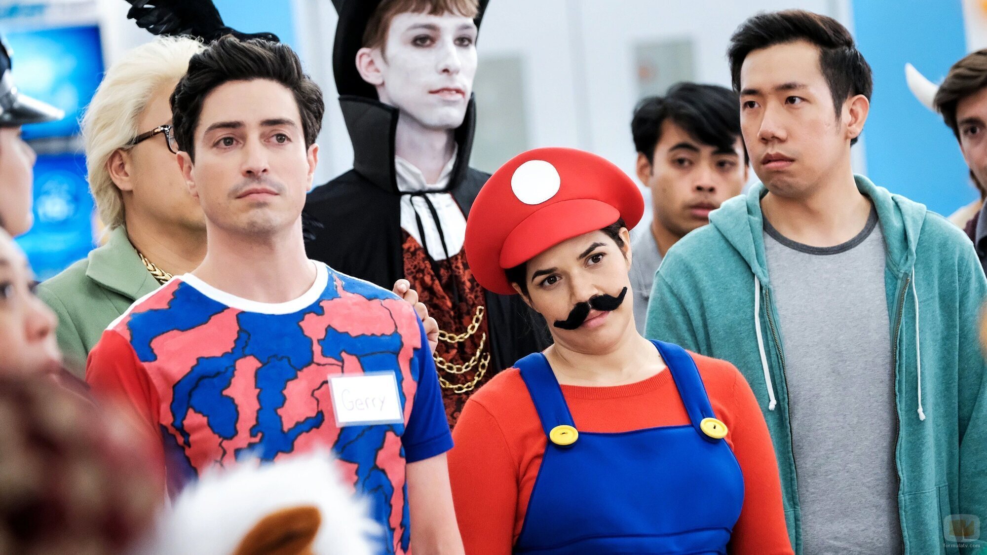 America Ferrera y Ben Feldman en 4x04 'Concurso de disfraces' de 'Superstore'