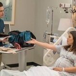 America Ferrera y Ben Feldman en 4x05 'Día del parto' de 'Superstore'