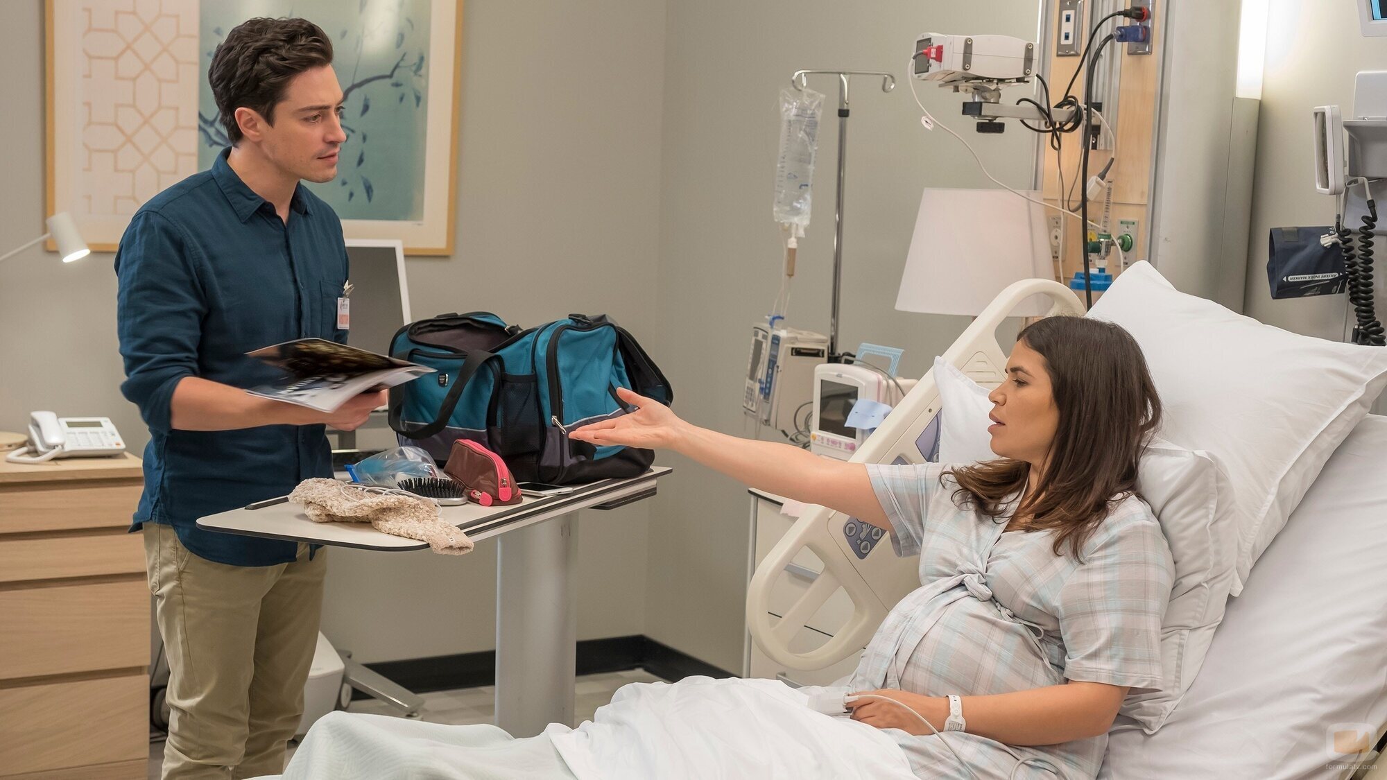 America Ferrera y Ben Feldman en 4x05 'Día del parto' de 'Superstore'