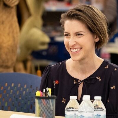 Eden Sher en 4x06 'Baja por maternidad' de 'Superstore'