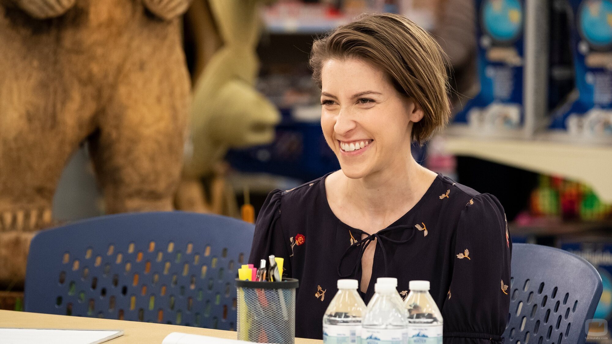 Eden Sher en 4x06 'Baja por maternidad' de 'Superstore'