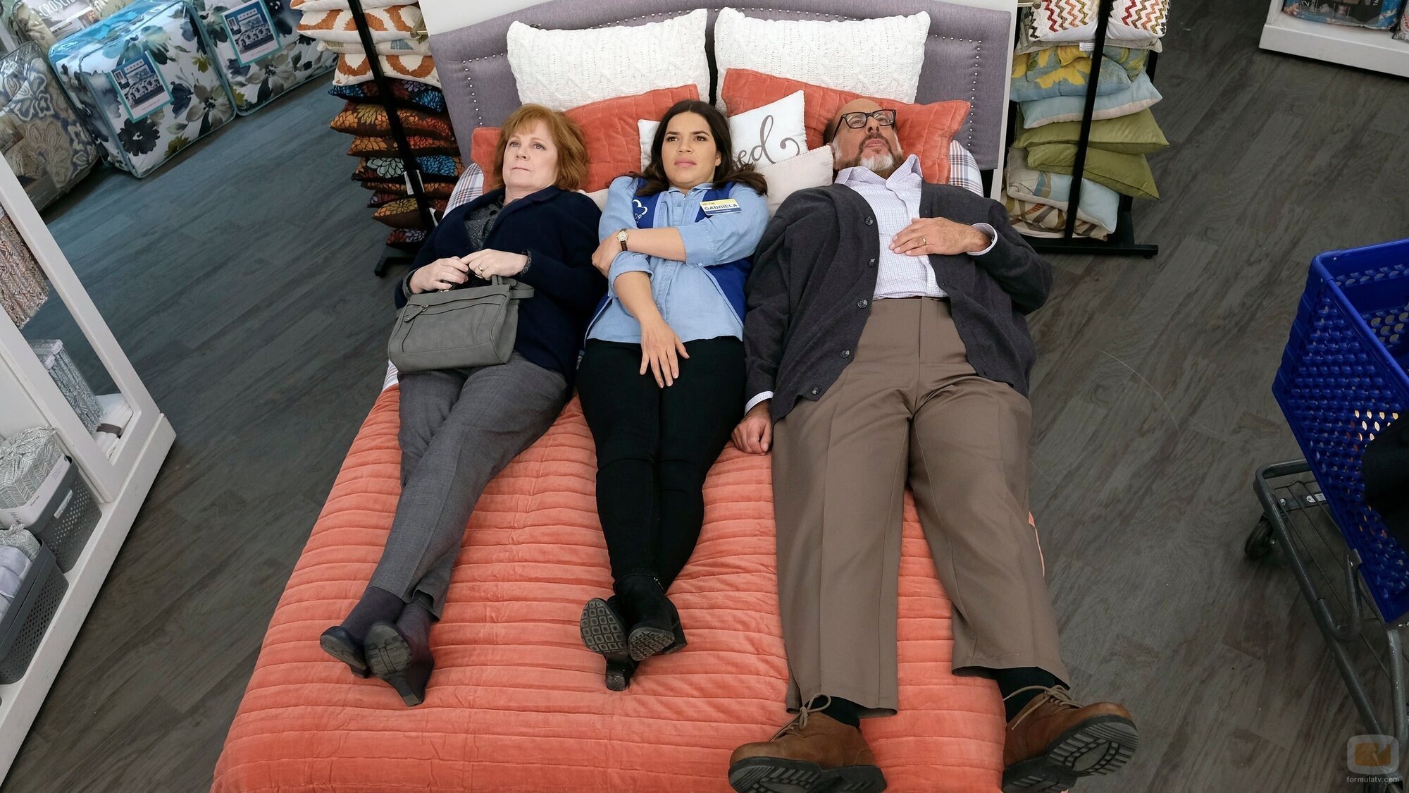 America Ferrera y Fred Melamed en 'Nueva iniciativa' de 'Superstore'