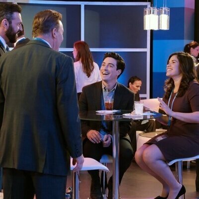 America Ferrera y Ben Feldman en 4x08 titulado 'La conferencia de administrativos' de 'Superstore'