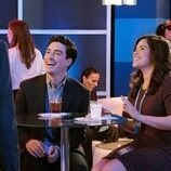 America Ferrera y Ben Feldman en 'La conferencia de administrativos' de 'Superstore'