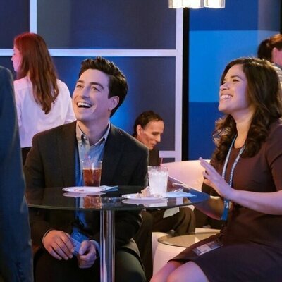 America Ferrera y Ben Feldman en 'La conferencia de administrativos' de 'Superstore'