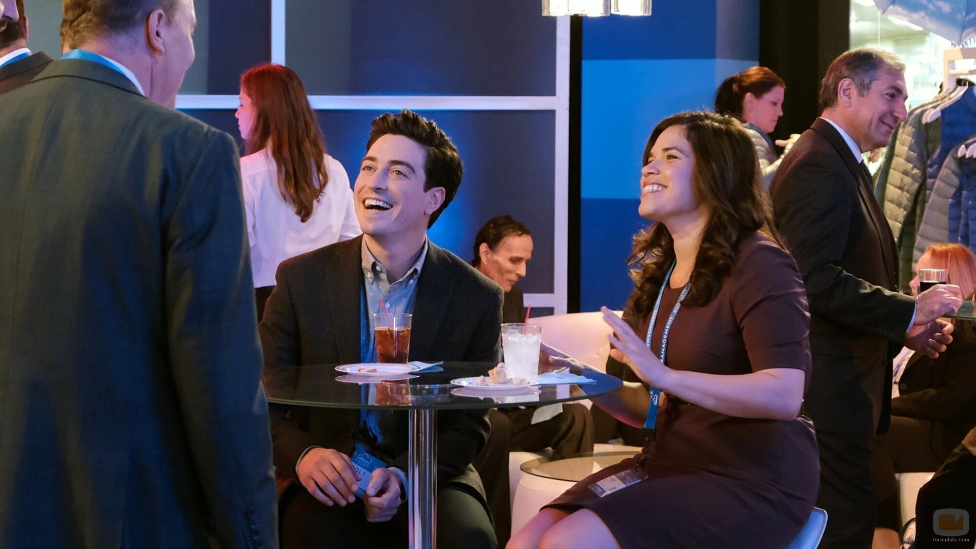 America Ferrera y Ben Feldman en 'La conferencia de administrativos' de 'Superstore'