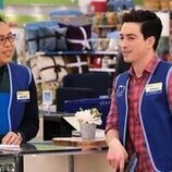 Ben Feldman y Nico Santos en 4x10 'Academia Cloud 9' de 'Superstore'