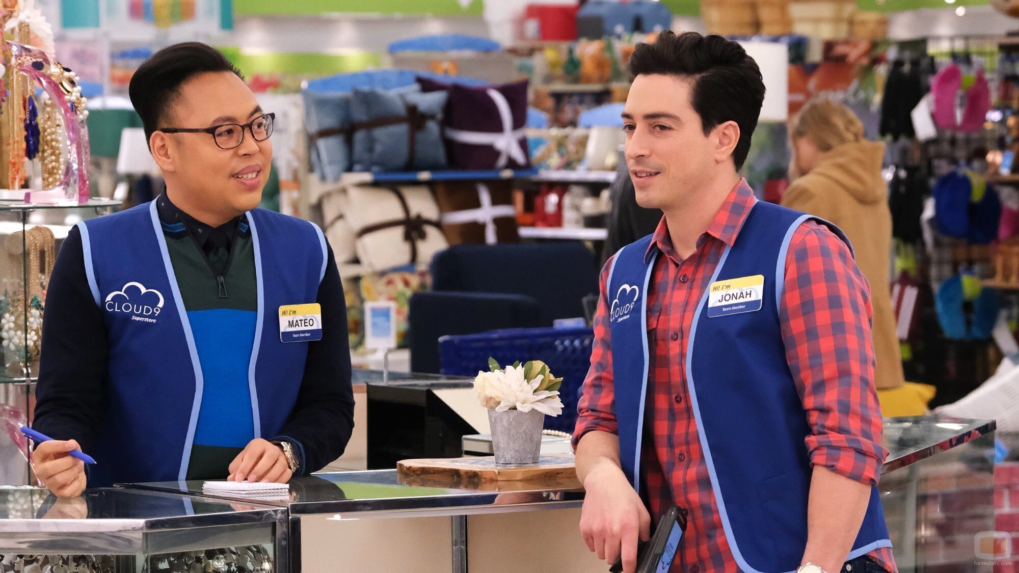 Ben Feldman y Nico Santos en 4x10 'Academia Cloud 9' de 'Superstore'