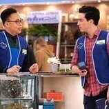 Ben Feldman y Nico Santos en 'Academia Cloud 9' de 'Superstore'