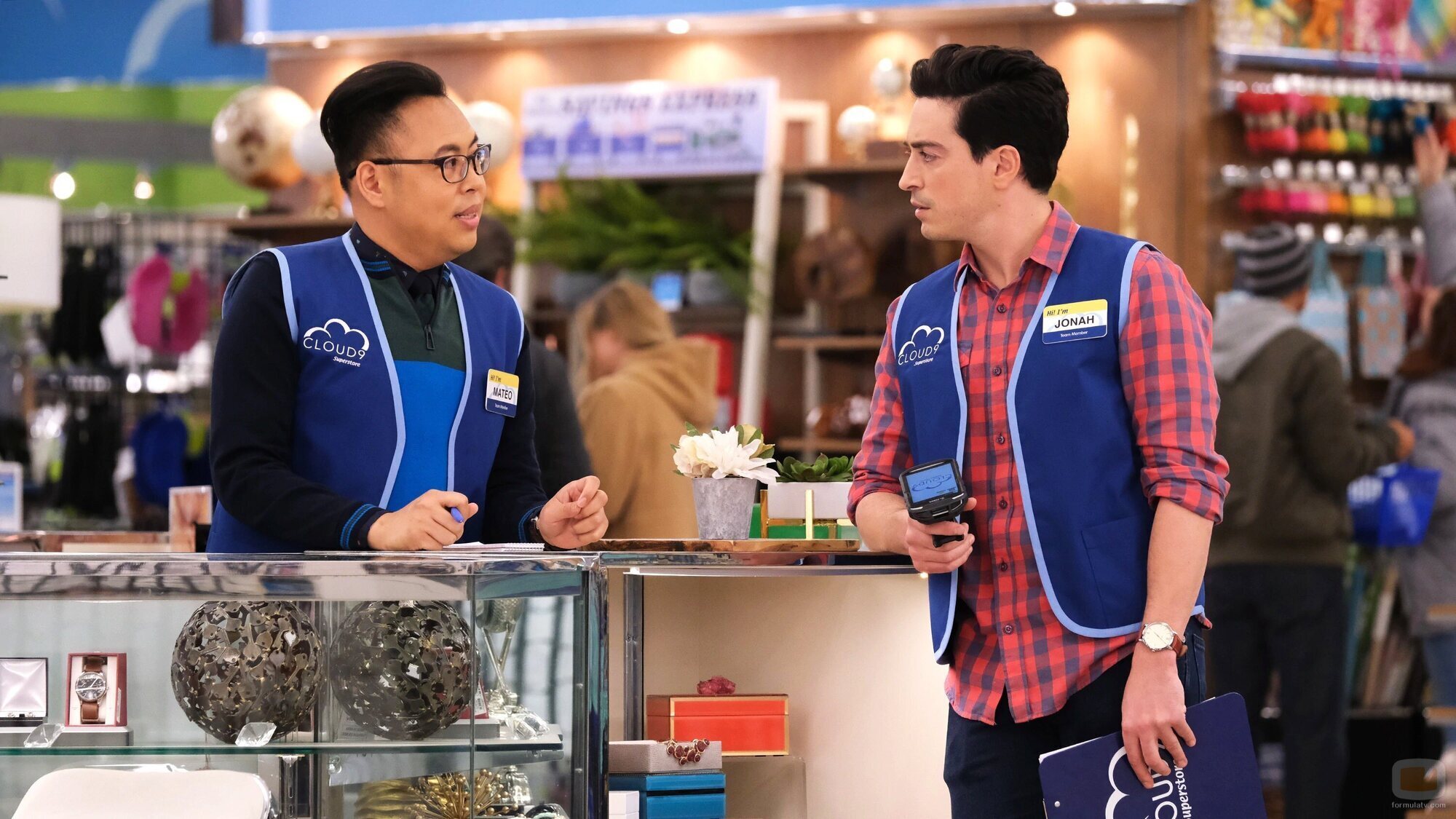 Ben Feldman y Nico Santos en 'Academia Cloud 9' de 'Superstore'