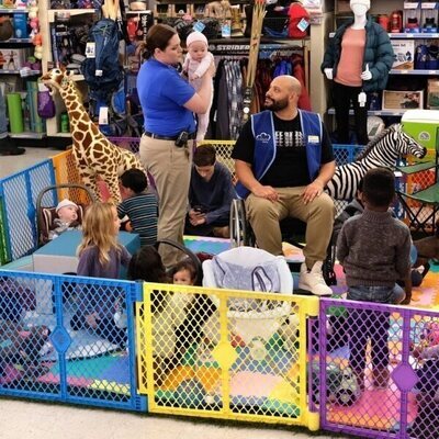 Lauren Ash y Colton Dunn en 4x10 titulado 'Academia Cloud 9' de 'Superstore'