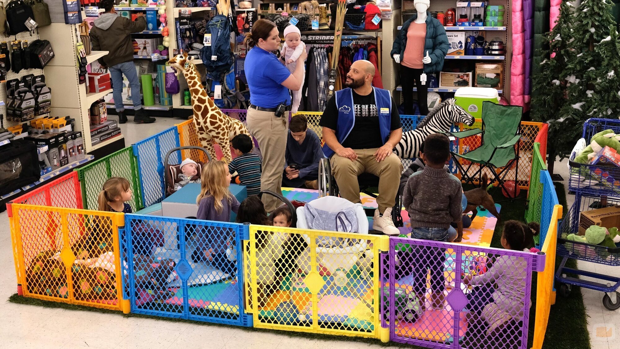 Lauren Ash y Colton Dunn en 4x10 titulado 'Academia Cloud 9' de 'Superstore'