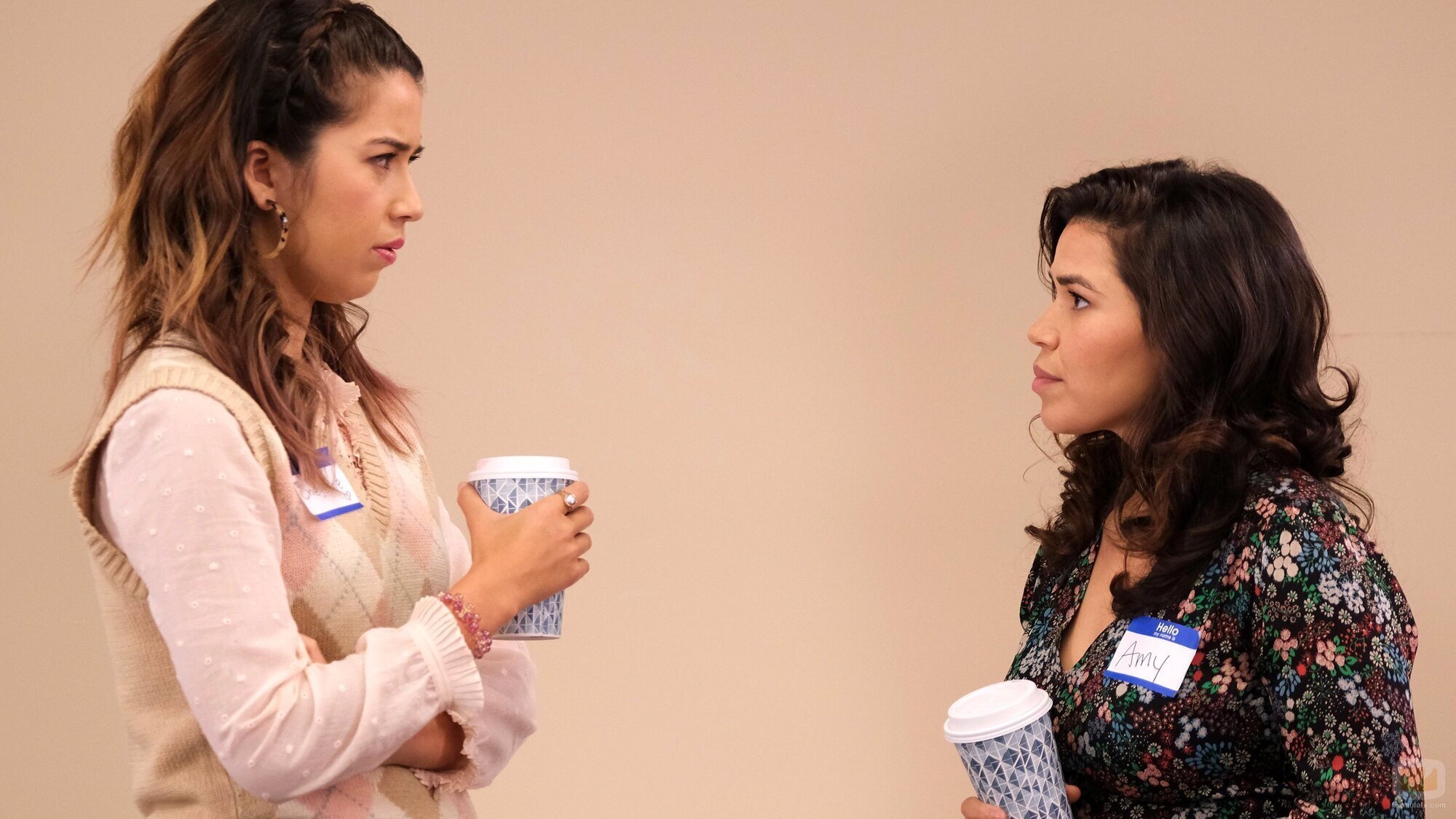 America Ferrera y Nichole Bloom en 4x10 'Academia Cloud 9' de 'Superstore'