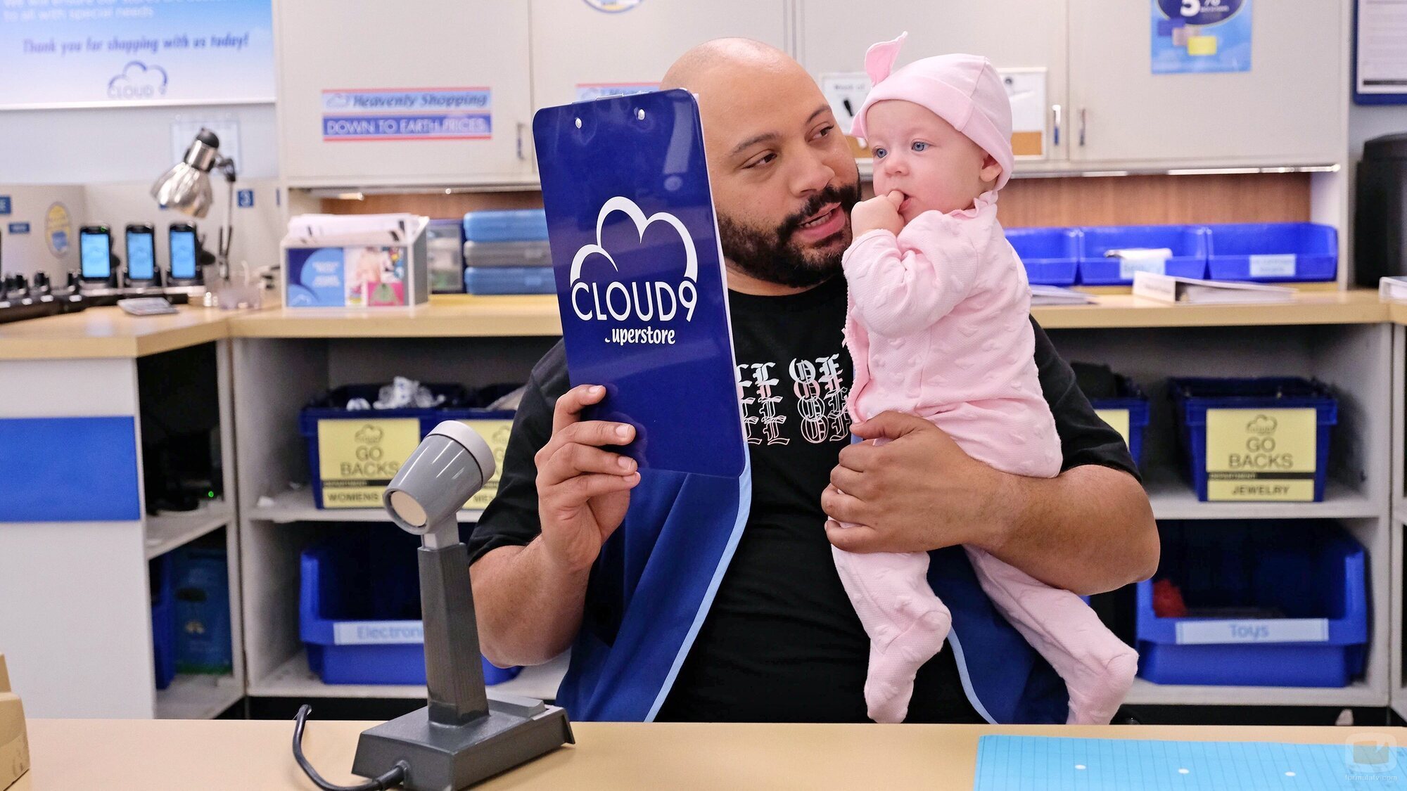 Colton Dunn en 4x10 'Academia Cloud 9' de 'Superstore'