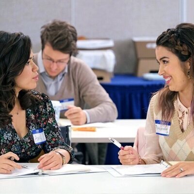 America Ferrera y Nichole Bloom en el 4x10 de 'Superstore'