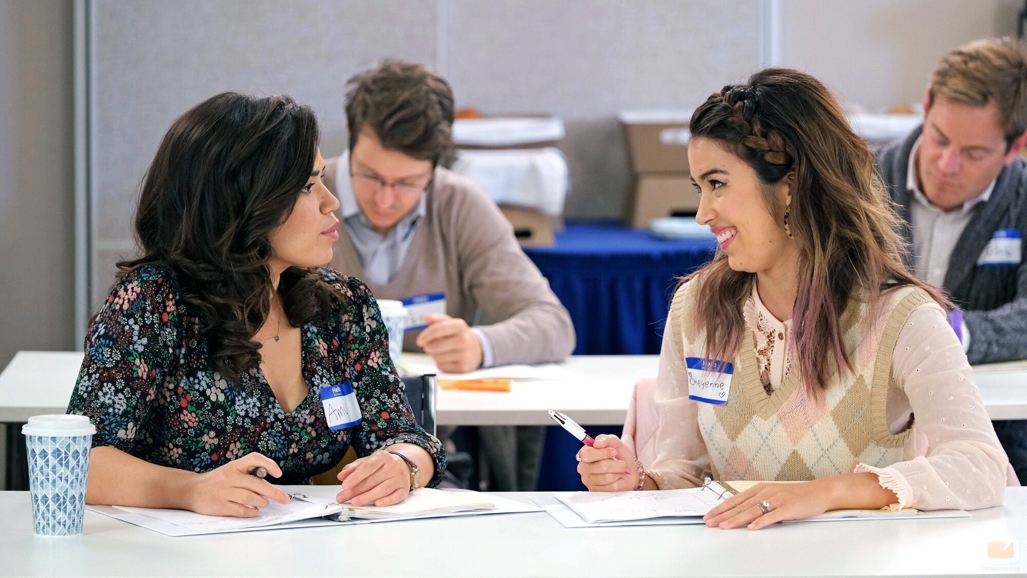 America Ferrera y Nichole Bloom en el 4x10 de 'Superstore'