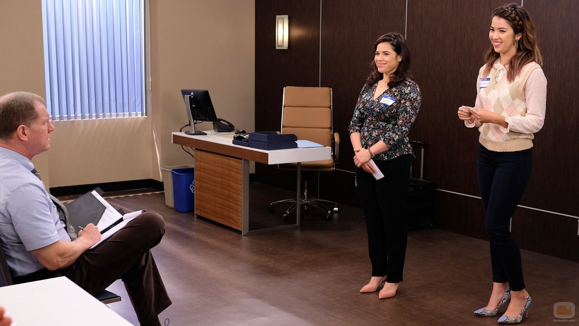 America Ferrera y Nichole Bloom en 4x10 titulado 'Academia Cloud 9' de 'Superstore'
