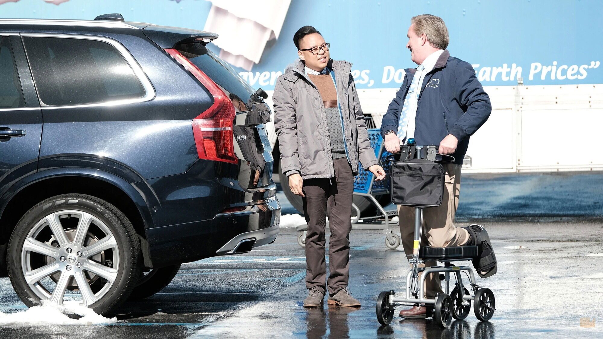 Nico Santos y Mark McKinney en el 4x11 de 'Superstore'