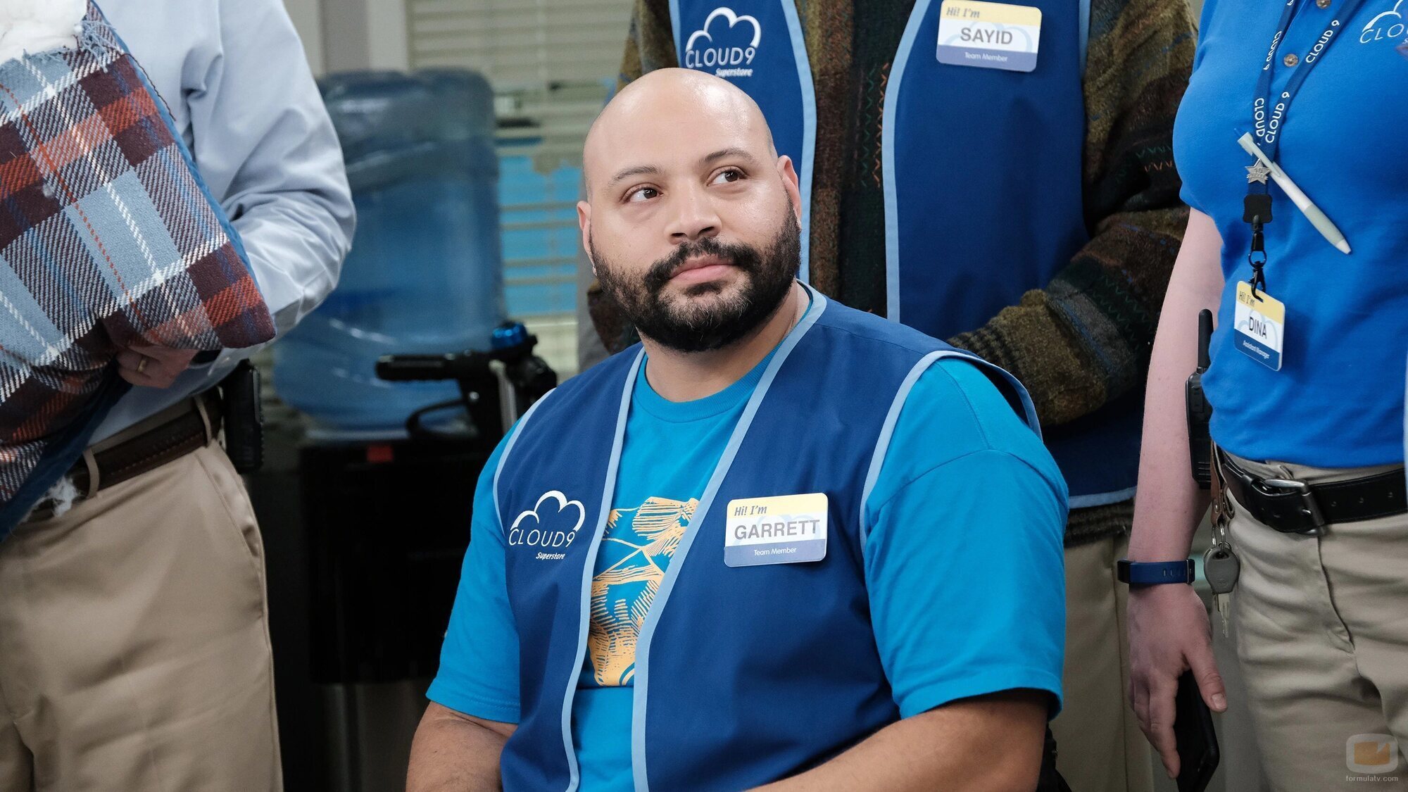 Colton Dunn en Capítulo 11 titulado 'El reto de los pasos' de 'Superstore'