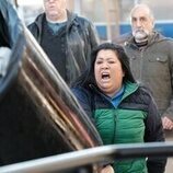 Kaliko Kauahi y Amir M. Korangy en 4x11 titulado 'El reto de los pasos' de 'Superstore'