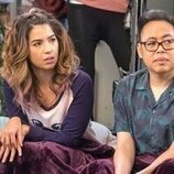 Nico Santos y Nichole Bloom en 'Hielopocalipsis' de 'Superstore'