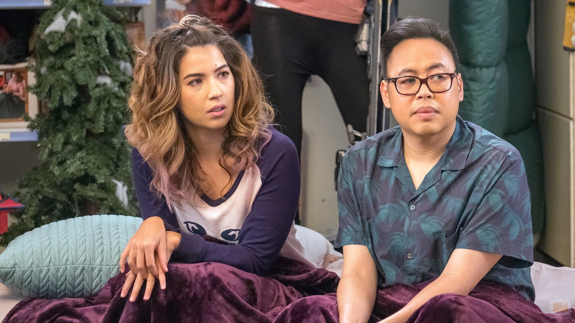 Nico Santos y Nichole Bloom en 'Hielopocalipsis' de 'Superstore'