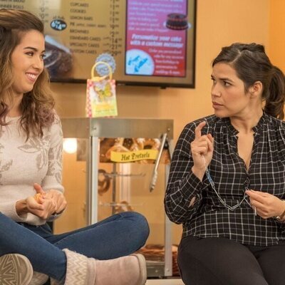 America Ferrera y Nichole Bloom en el 4x12 de 'Superstore'