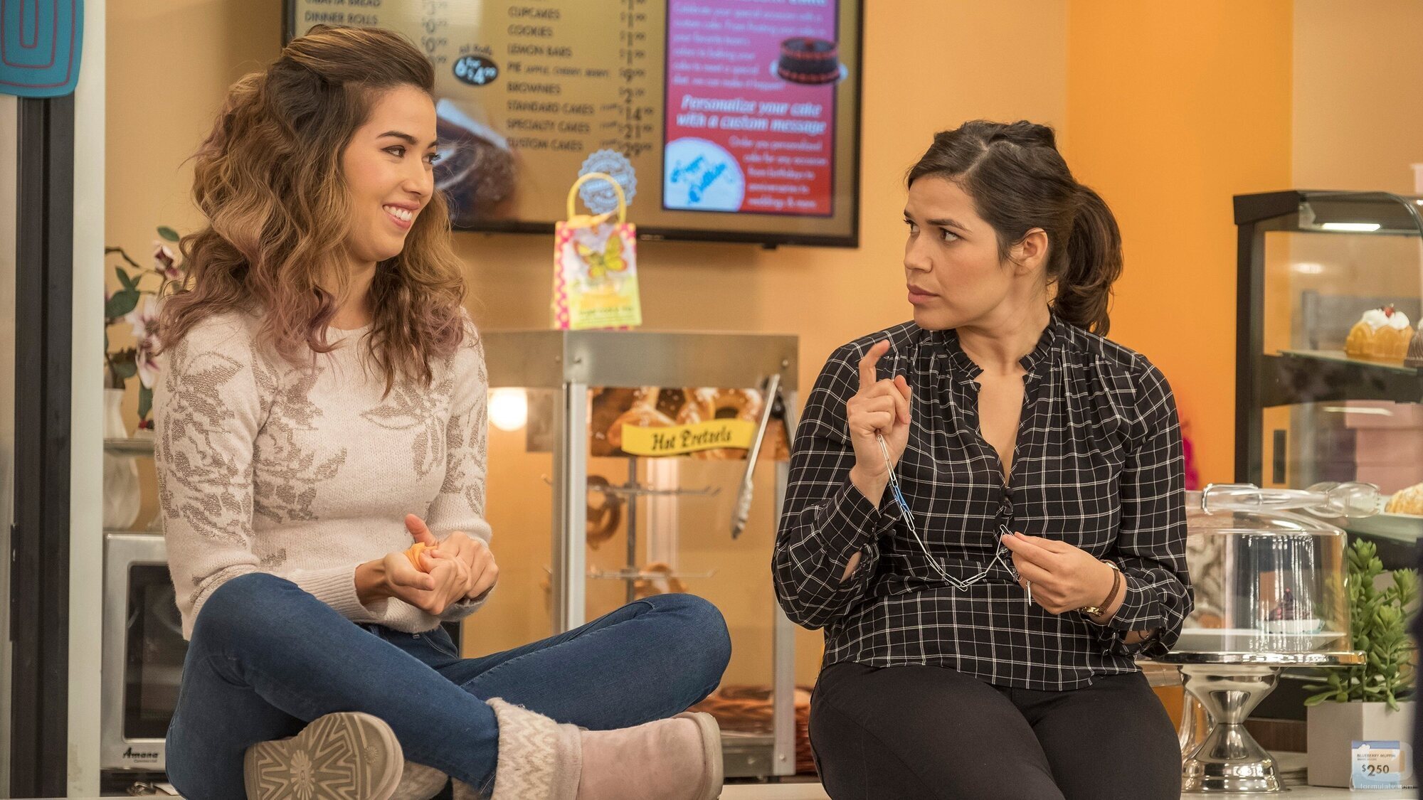 America Ferrera y Nichole Bloom en el 4x12 de 'Superstore'