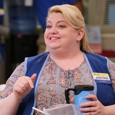 Kelly Schumann en 4x13 titulado 'Tortolitos' de 'Superstore'