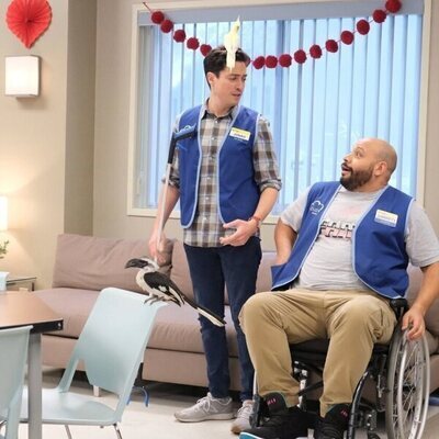Ben Feldman y Colton Dunn en la temporada 4 y el capítulo 13 de 'Superstore'