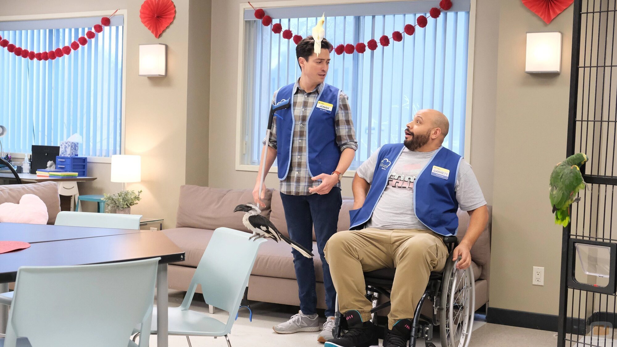 Ben Feldman y Colton Dunn en la temporada 4 y el capítulo 13 de 'Superstore'