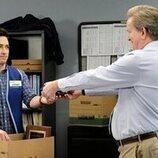 Ben Feldman y Mark McKinney en 4x14 titulado 'Delitos menores' de 'Superstore'