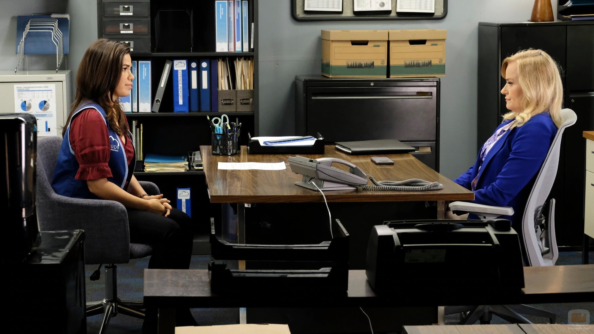 America Ferrera y Jennifer Irwin en Capítulo 14 titulado 'Delitos menores' de 'Superstore'